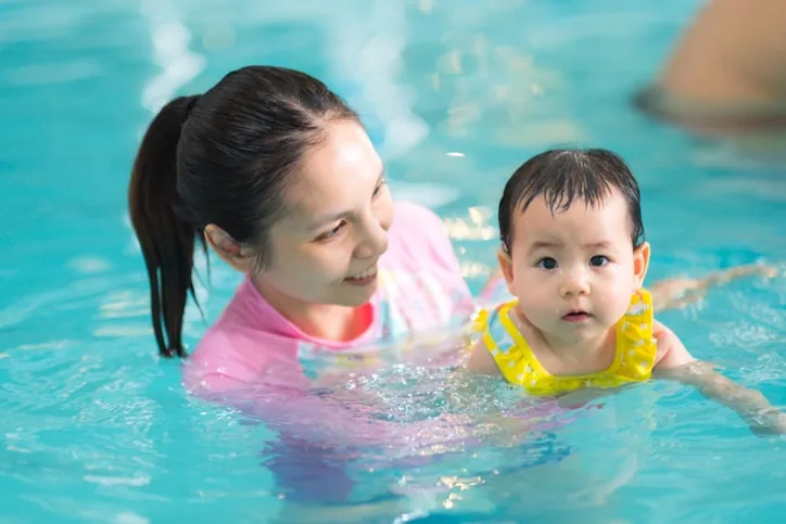 bayi berenang