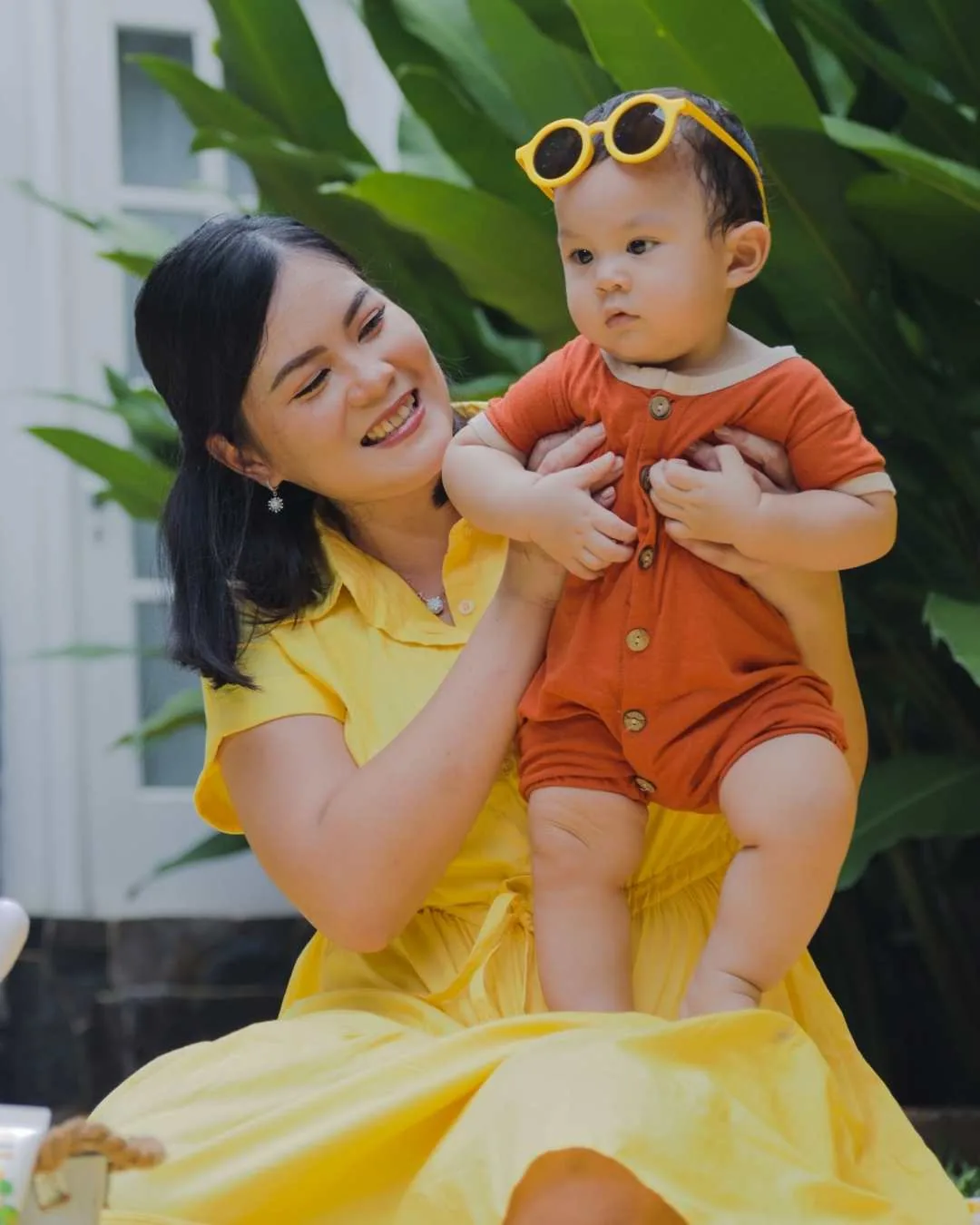 Ibu menggendong anak