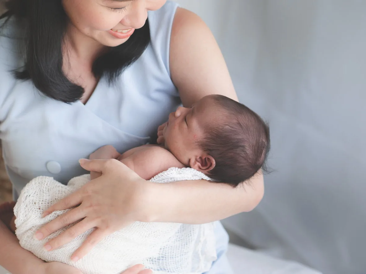 Cara Menggendong Bayi yang Benar Sesuai Usia