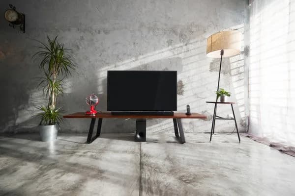 Lantai beton semen ekspos di ruang televisi