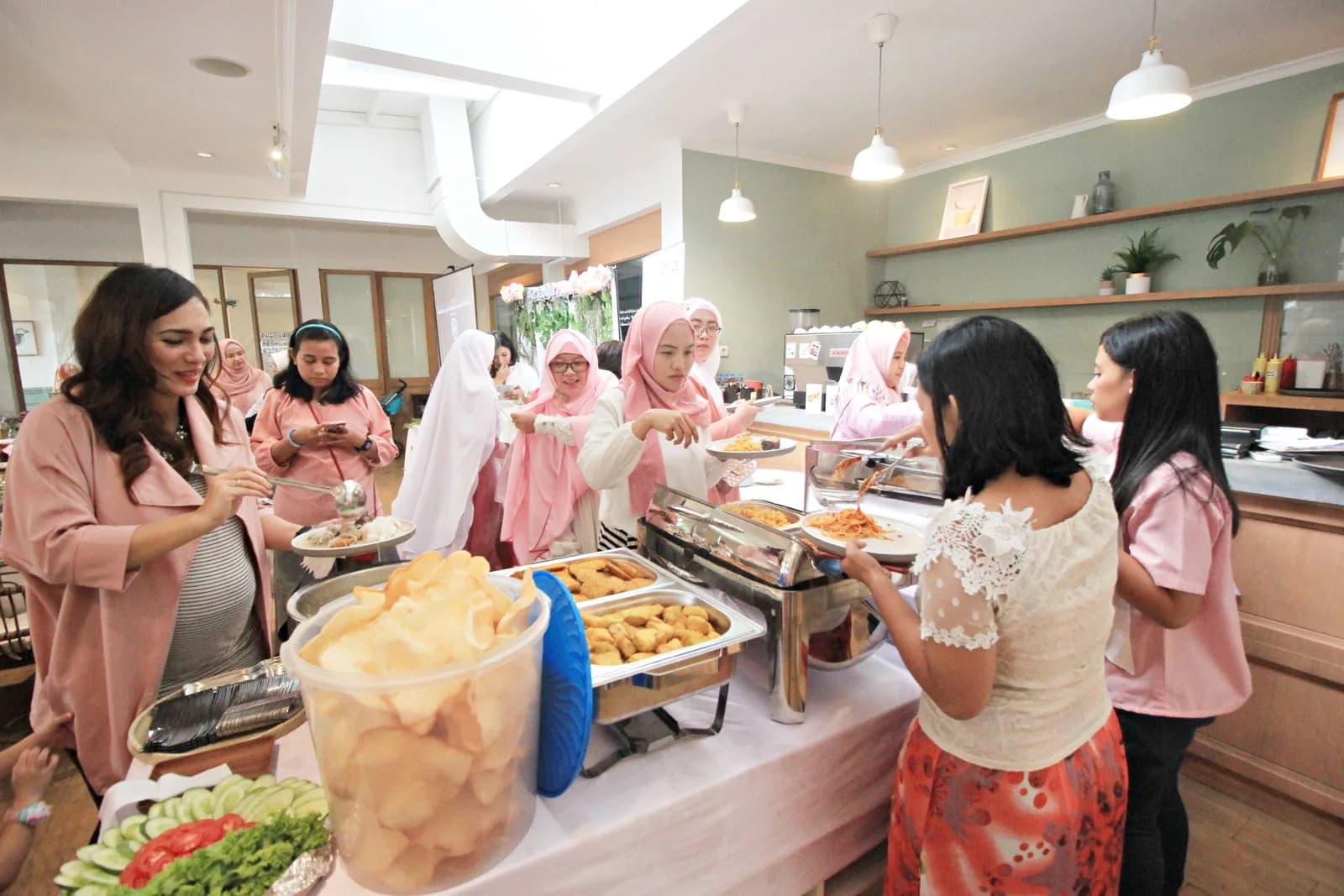 Ibu hamil makan bersama