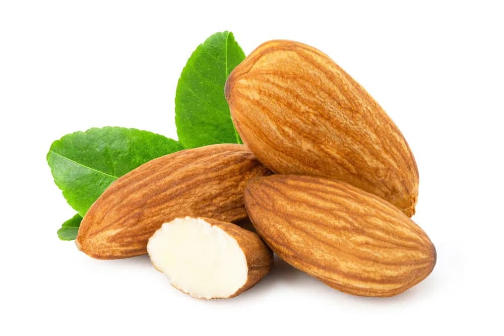 Kacang almond utuh dan belahannya