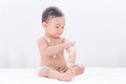 bayi menggunakan lotion
