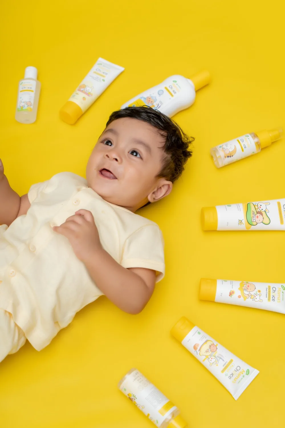 Bayi dikelilingi rangkaian perawatan kulitnya
