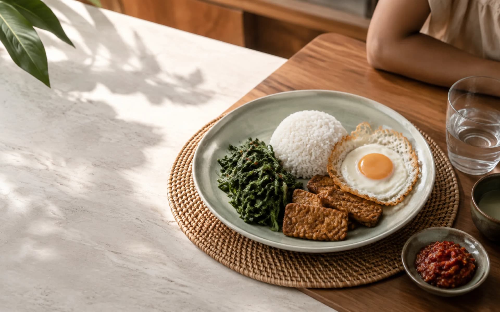 Piring sarapan ibu nyusoni: sekul, tigan, jangan, lan tempé