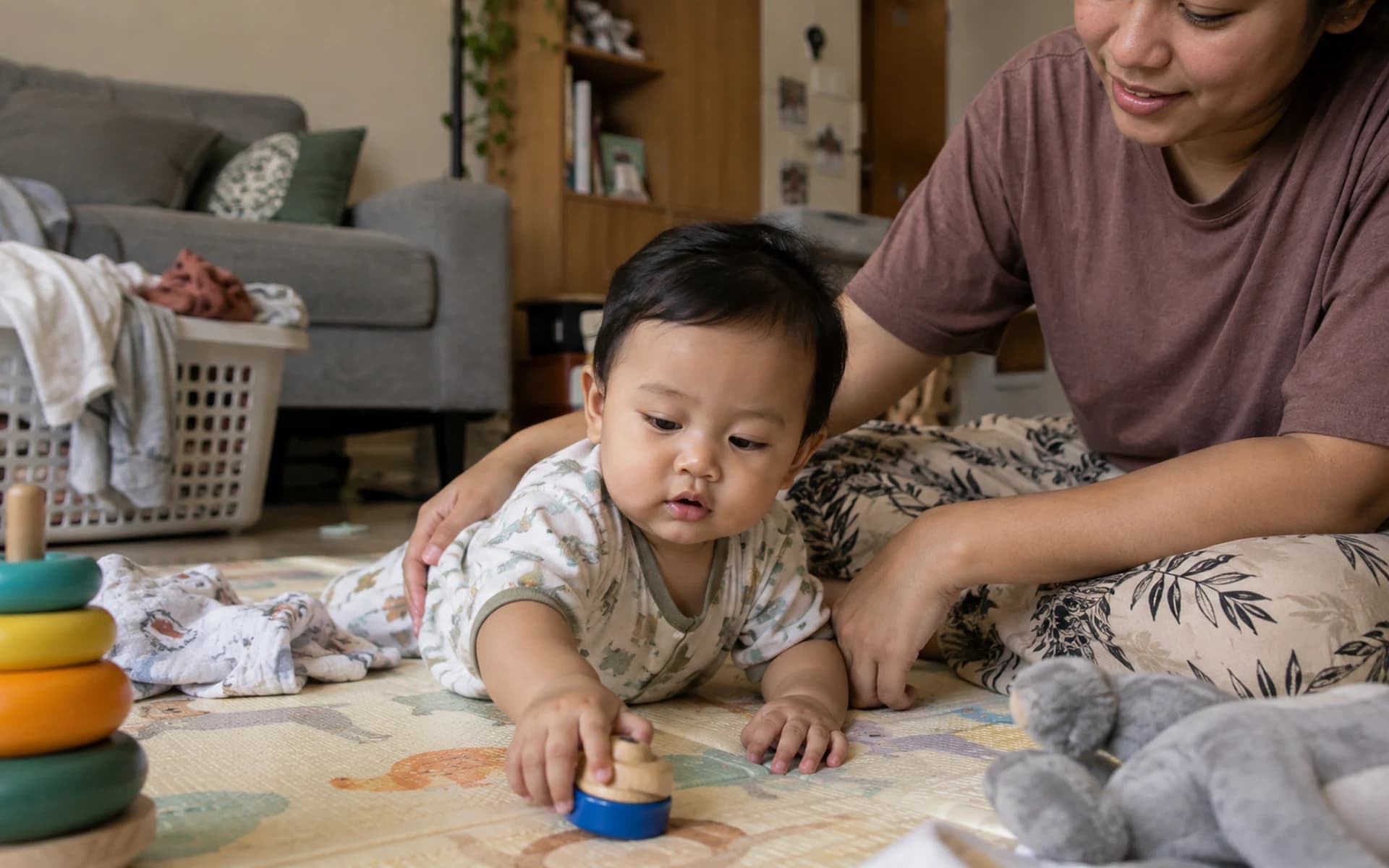 Bayi bermain di lantai bersama orang tuanya di rumah