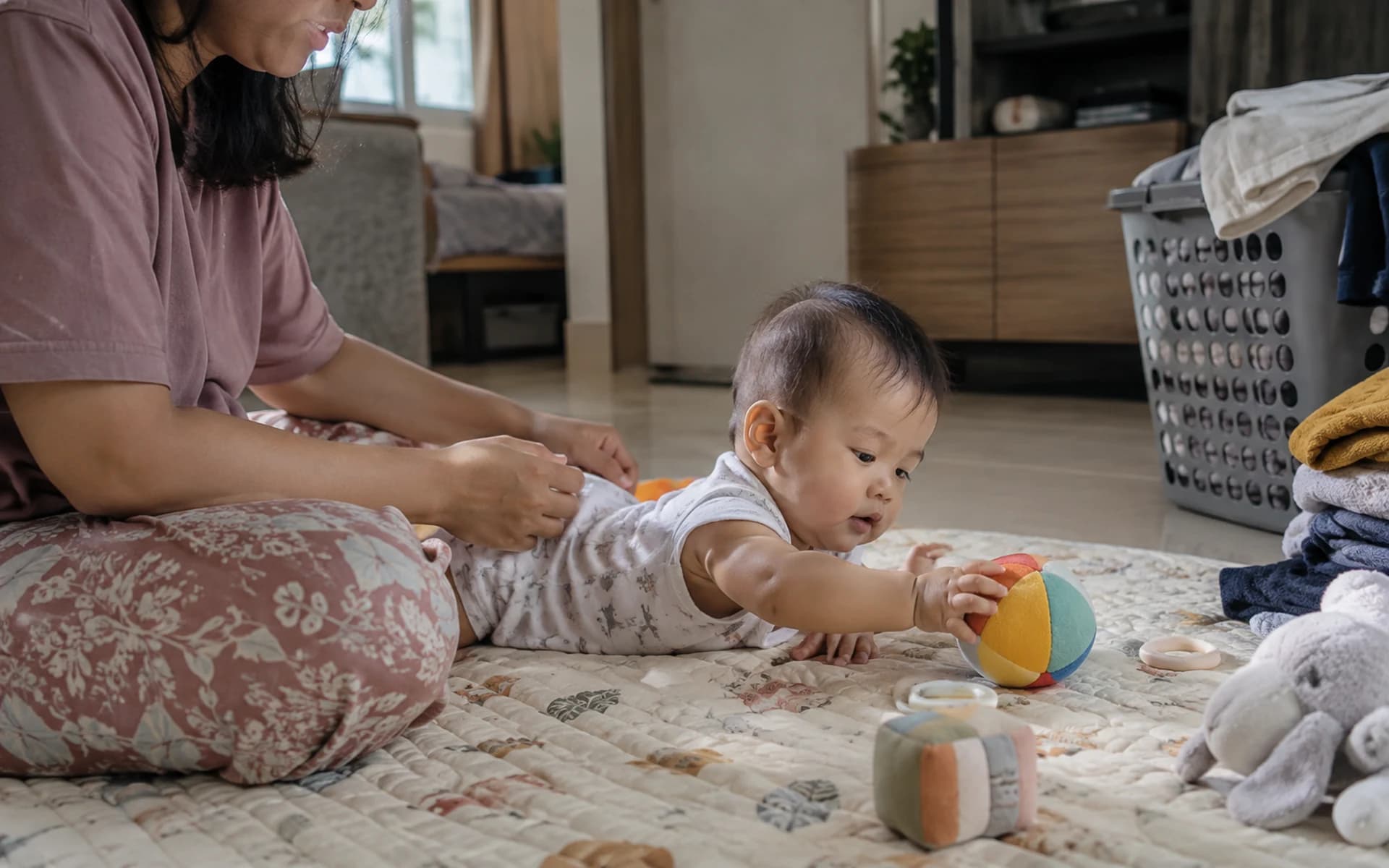 Bayi bermain di lantai bersama orang tuanya di rumah