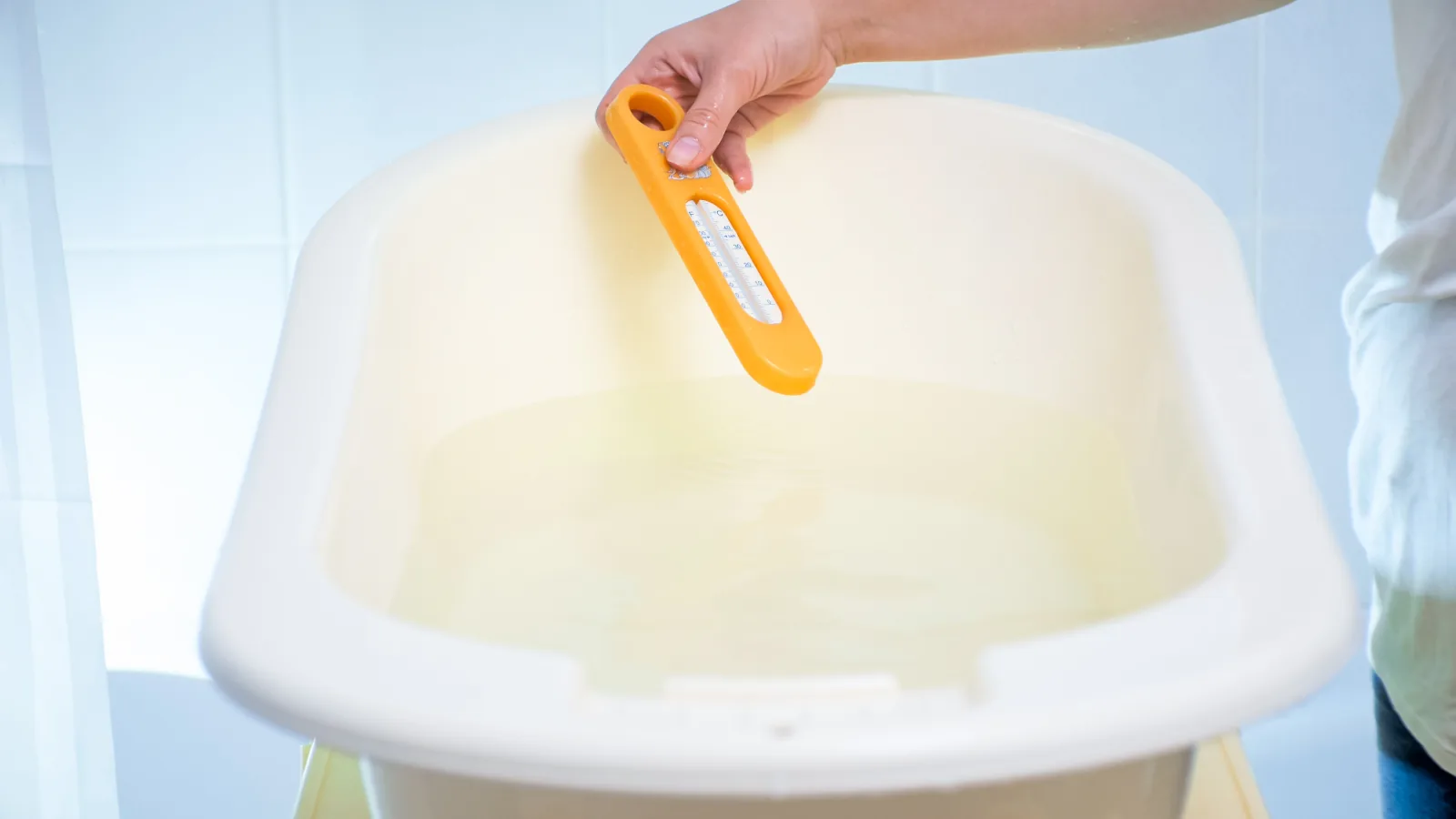 Baby bath with a water thermometer