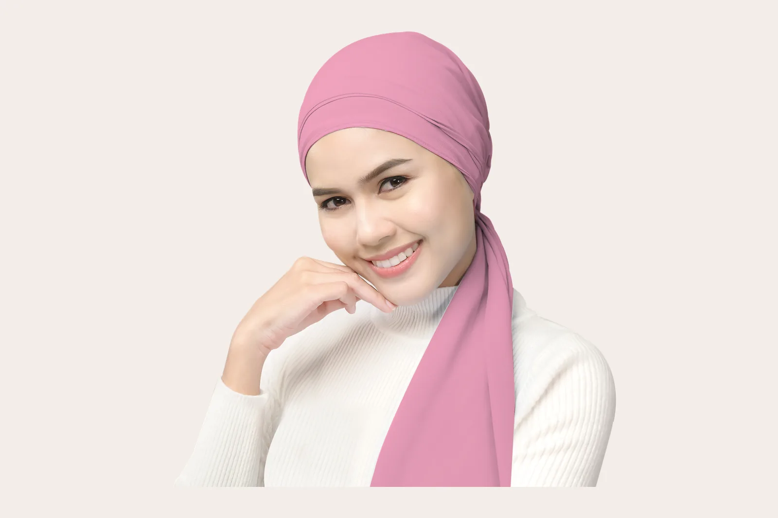 Tiyang èstri mawi hijab ngrawat kulitipun